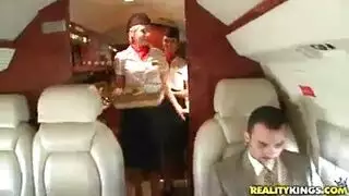 نادي الميل العالي: راكب يضرب مهبل مضيفة الضيق