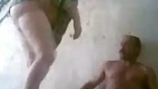 جميلة عرقية ممتلئة تأخذ قضيبًا على الأرض في فيلم إباحي قاس