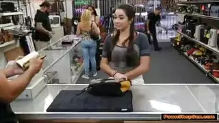 تسوية المصاريف الدراسية بجلسة ساخنة مع صاحب المتجر