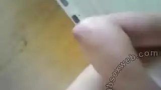 عاهرة سيارات تأخذ عدة زبائن في علاقة جماعية بالمقعد الخلفي