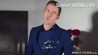 مخاطرة في محل عام: داني يملأ فرجها في كابينة القياس