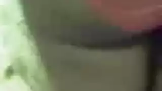 أثداء صابونية وقضيب قاسي: جلسة نيك في الدش