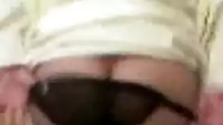 وضعية الكلب المكثفة: فتاة يسارية تأخذ ضربًا قاسيًا