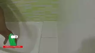 جنس عنيف في الحمام دك مهبلها مع صرخات شهوانية