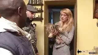 ديوث في باريس: شقراء عاهرة تحصل على قضيب أسود