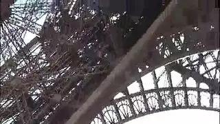 جنود فرنسيون يمارسون الجنس بقوة مع فتيات تحت معلم باريسي