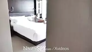 الخادمة الشقراء تستسلم لقضيب رئيسها الضخم في مشهد إباحي