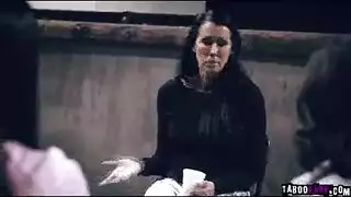 فحل يخدم ثلاث нимفو في حفلة جنس رباعي قاسية