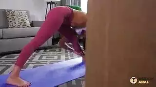 عرض اليوغا يتحول إلى جلسة نيك شرجي عنيف