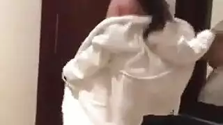 زوجة باكستانية ساخنة تنتهي بقذف داخلي بعد جماع جماعي