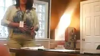 لقطة خفية: الموظفة المشاغبة تمص قضب مديرها
