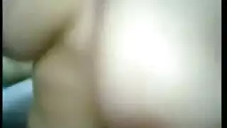 امرأة ناضجة كبيرة الصدر تركب شابًا مصريًا