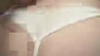 جميلة عربية ترفع حجابها لتكشف عن أثداء ضخمة