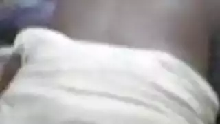 قضيب مجهول يرضي ربة منزل عربية متشوقة جنسيًا