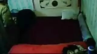 رجل ناضج ملتحي ينيك حلقها بعمق