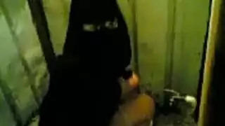 ثعلبة محجبة تنكح على منضدة الحمام وجهة نظر قذف داخل المهبل