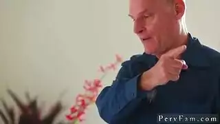  فتاة صغيرة تمارس جنساً محرماً مع رجل أكبر سناً إباحي صريح
