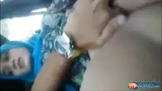 بنت عربية بيهيجها ويفرشها بايده في السيارة