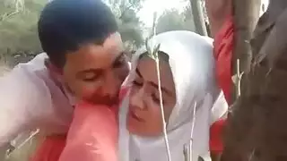 شاب عربي مراهق يظهر مهاراته الجنسية