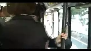 فتيات آسيويات تمارسن السحاق في حافلة عامة