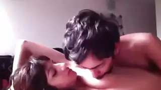 رجل باكستاني يسيطر على فتاة مراهقة في مشهد جنسي صريح