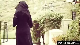 خادمة غريبة تتعرض لهزات جماع قوية حتى النشوة