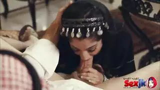 بعد مصة مليئة باللعاب، تركب زبه بعمق في فرجها المبلل