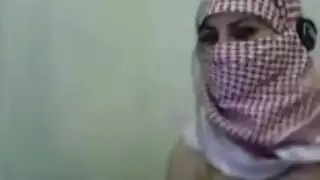عربية مثيرة محجبة تقوم بعرض ويب عاري كامل