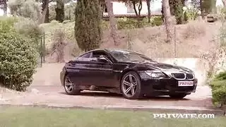 أول علاقة جنسية جماعية في الهواء الطلق: جماع عميق في الحلق والضرب في المهبل