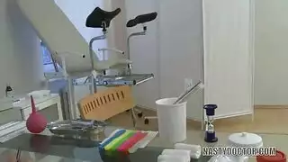 دكتور ييقلع ملابس بنت عربيةويصورها في العيادة