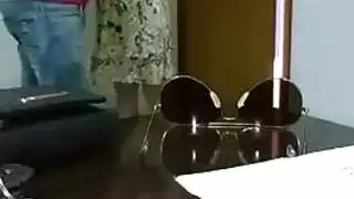 مضاجعه خشنه: رجل يحشر زبره الكبير في فتحة زوجته الضيقه