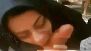 رأس مغطى، رغبات مكشوفة – هي تمص