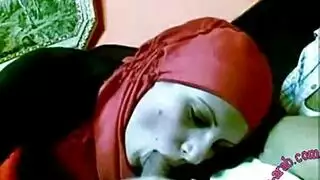 فتاة تركية محجبة ترتدي الأحمر تمارس الجنس العنيف على قضيب كبير