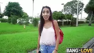 لاتينية صغيرة تأخذ قضيبًا أسود سمينًا في المقعد الخلفي