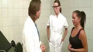 فتاة ملونة بالوشم تُمارس معها الجنس كعاهرة