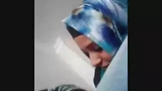 نجم إباحي محجبة تمص وتمارس الجنس في مشهد صريح