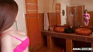 علاقة جنسية جماعية صريحة في الحمام: شرجي ومهبلي لجمال أخاذ