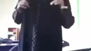 فتاة تتعرى وتجعل نفسها تبلغ النشوة بقوة وببلل