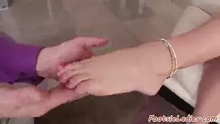 فيتش الكعب العالي واللعق والجنس بالقدم