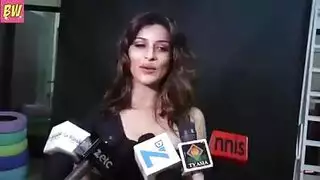 مجموعة بورن هندي حار: حركات جنسية وعروض تعرٍ