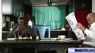 ابن الزوج يضخ كس زوجة أبيه المبلل دون أن يلاحظ