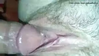 زوج هاوي يصور قذف داخل فراشة زوجته المشعرة