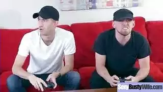 زوجان يمارسان الجنس الصريح على ويب كام: هو منتصب وهي عارية ومستعدة