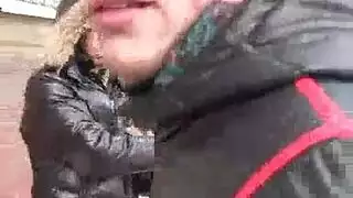 عدة شباب يداعبون ثدييها ويدخلون قضيبين في فرجها وطيزها