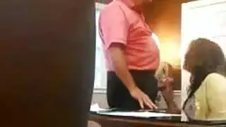 طالبة جامعية تمص قضيب الأستاذ السمين في فصل دراسي فارغ