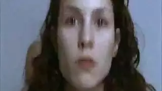 شقراء ترتدي زباً صناعياً وتضرب صديقتها بوضعية الكلاب