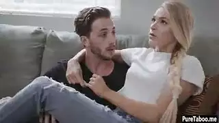 زوجة الأب الشهوانية وابنتها الممتلئة الصدر تشاركان في سكس سحاقي صريح