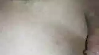 فم متلهف على زبه بينما يداها تداعبان خصيتيه