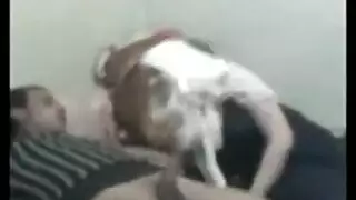 شاب طالب يتسلل ليمس صدر خالته البيضاء الممتلئة أثناء الزيارة