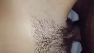 زب أسمر يحفر في كس أبيض كثيف